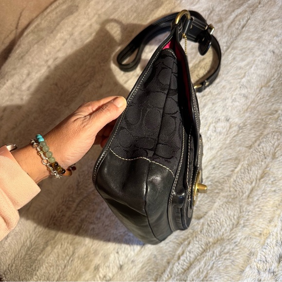 Legacy crossbody Black. Signature c canvas and leather - Picture 5 of 11